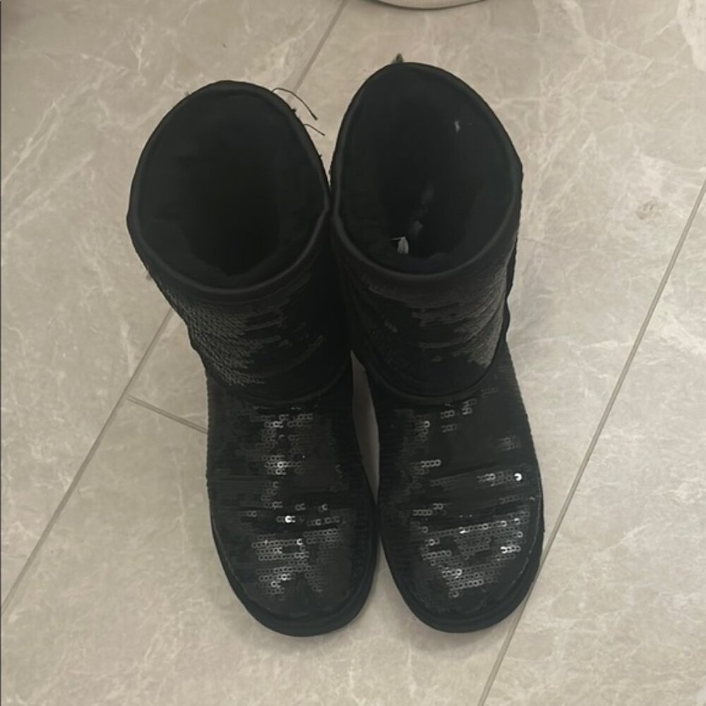 NWOT UGG Black Sequin Boots (US 6.5)